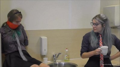 ആസക്തിയുള്ള / കെട്ടിയിട്ട് വായ മൂടിക്കെട്ടിയ / ദുരിതത്തിലായ സ്ത്രീ