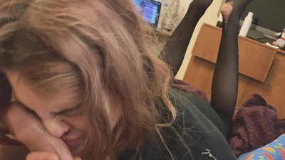 തൊണ്ടക്കുഴിയും കീറിയ പാന്റിഹോസും കീറിയ ഹീലുകളും കണ്ടുമുട്ടാൻ നല്ലതാണ്